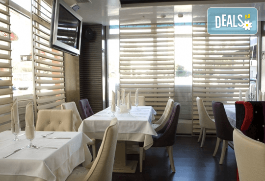 Празнувайте в ресторант Azzurro Вашето фирмено, Коледно или Новогодишно парти! Куверт за един човек с 3-степенно меню и 1/2 бутилка вино! - Снимка 4