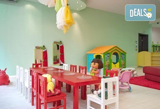 Детско Коледно парти за вас и Вашите деца, 2 часа - аниматор, Дядо Коледа и Снежанка, меню и торта за децата, в клуб Мелиса! - Снимка 9