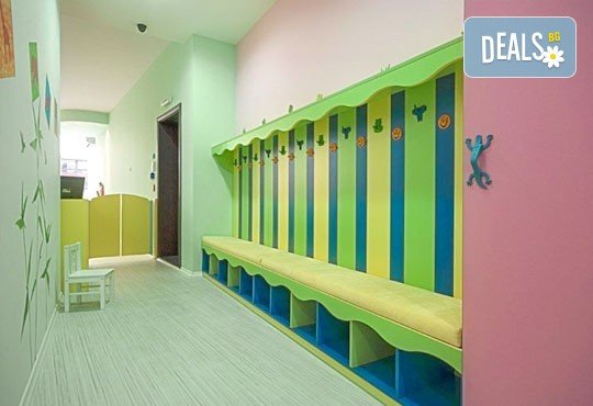 Детско Коледно парти за вас и Вашите деца, 2 часа - аниматор, Дядо Коледа и Снежанка, меню и торта за децата, в клуб Мелиса! - Снимка 11