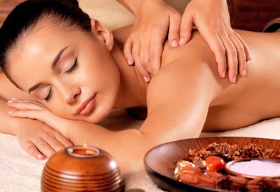 Болкоуспокояващ масаж на гръб с подбрани етерични масла от алое, иланг-иланг и макадамия в Chocolate & Beauty