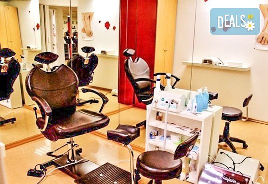 Заблестете с ярките цветове на Bluesky и SNB! Подарете си класически маникюр и педикюр с 4 декорации в салон Лаура стайл - Снимка 5