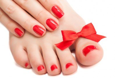 Класически маникюр и педикюр или маникюр с гел лак и педикюр в студио за красота Д&В, Студентски град!