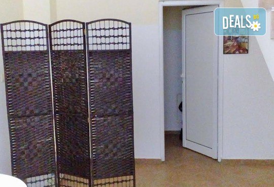 Романтичен масаж „Перфектния подарък“ - за двама, с комплимент по чаша червено вино, романтична музика и свещи в салон Beauty Zone в Люлин 8! - Снимка 5