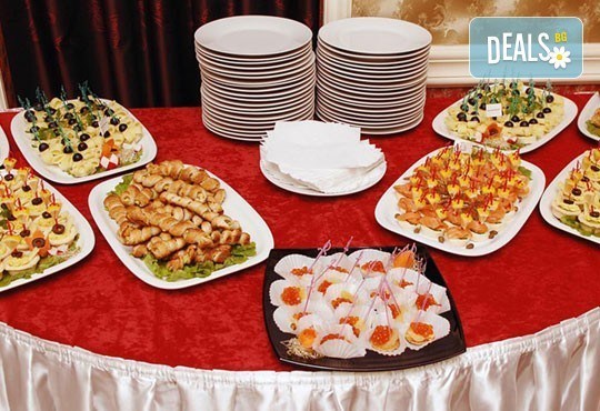 150 деликатесни коктейлни хапки и мини еклери с мус от риба тон, пушена сьомга, пуешко и топено сирене, шоколадов мус и много други от Густос Кетъринг! - Снимка 3