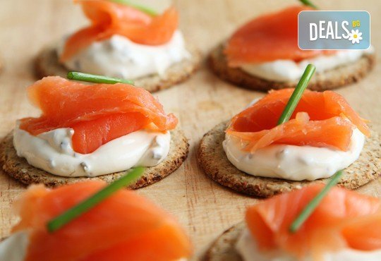 150 деликатесни коктейлни хапки и мини еклери с мус от риба тон, пушена сьомга, пуешко и топено сирене, шоколадов мус и много други от Густос Кетъринг! - Снимка 1