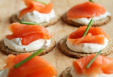 150 деликатесни коктейлни хапки и мини еклери с мус от риба тон, пушена сьомга, пуешко и топено сирене, шоколадов мус и много други от Густос Кетъринг!