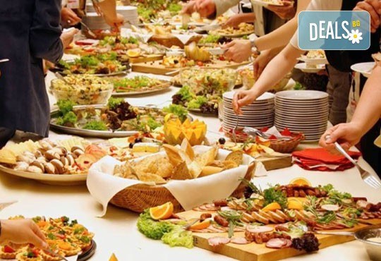 За Вашето незабравимо събитие! Микс от 120 апетитни хапки с пушени филета, крема сирена и мини еклери с авокадо и сьомга от Кетъринг София! - Снимка 3