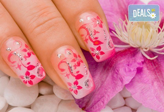 Класически маникюр с гел лак SNB/Bluesky и 2 декорации с печати или гел върху естествен нокът и маникюр с лак China Glaze в салон Flowers - Снимка 3