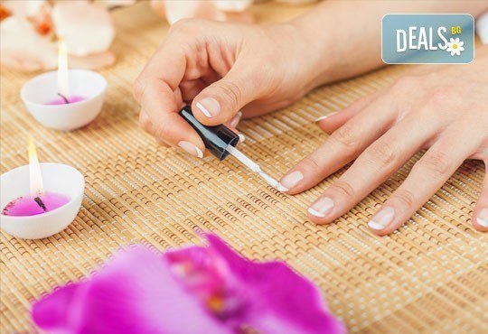 Класически маникюр с гел лак SNB/Bluesky и 2 декорации с печати или гел върху естествен нокът и маникюр с лак China Glaze в салон Flowers - Снимка 2