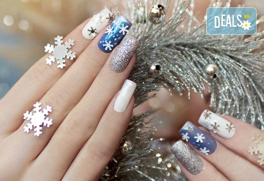 Класически маникюр с гел лак SNB/Bluesky и 2 декорации с печати или гел върху естествен нокът и маникюр с лак China Glaze в салон Flowers - Снимка 12