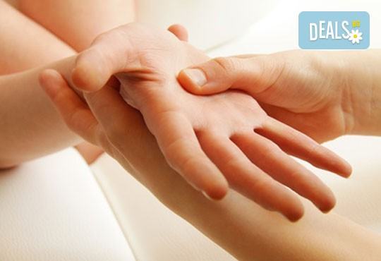 120-минутна терапия - дълбокотъканен масаж на цяло тяло, пилинг с кафява захар, зонотерапия и парафинова маска на ръце в Senses Massage & Recreation! - Снимка 2