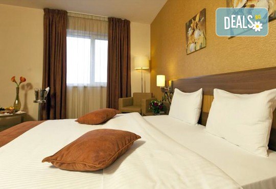 Нова година в Букурещ, Румъния: 2 нощувки със закуски, транспорт, екскурзовод, панорамна обиколка с туристическа програма - Снимка 3