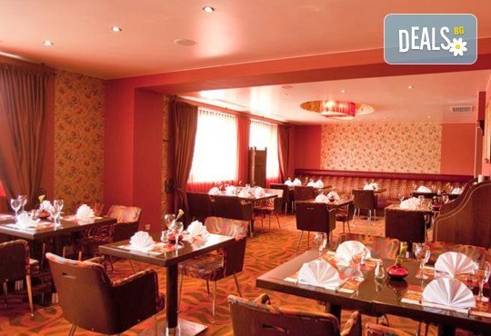 Нова година в Букурещ, Румъния: 2 нощувки със закуски, транспорт, екскурзовод, панорамна обиколка с туристическа програма - Снимка 4