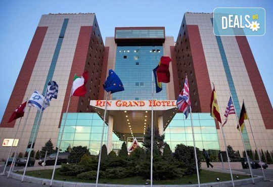 Нова година в Букурещ, Румъния: 2 нощувки със закуски, транспорт, екскурзовод, панорамна обиколка с туристическа програма - Снимка 2