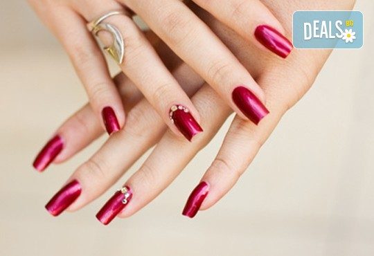Нанасяне на гел върху естествен нокът, подхранващ лосион и 2 декорации в салон Визия и стил, Пловдив! - Снимка 1