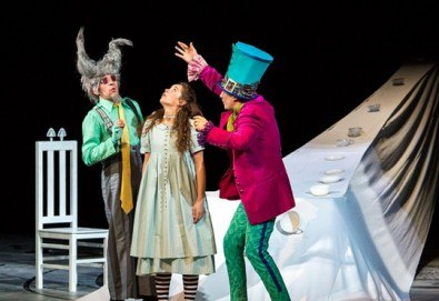 Каним Ви на театър с децата! Гледайте Алиса в страната на чудесата на 08.01 от 11 ч. в Младежки театър!