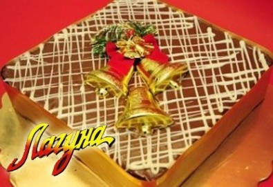 С вкус на Коледа - шоколадова торта Нутела с вкусен шоколад, бисквити и маскарпоне, красива коледна играчка, свещички, надпис и кутия от Лагуна