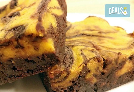 12 вкусни и плътни брауни с наситен какаов вкус, който се допълва от топлия вкус на тиква от сладкарница Cheesecakers! - Снимка 1
