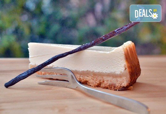 Вземете разтапящ сетивата класически чийзкейк и направете от него уникален шедьовър по Ваш вкус от сладкарница Cheesecakers! - Снимка 2