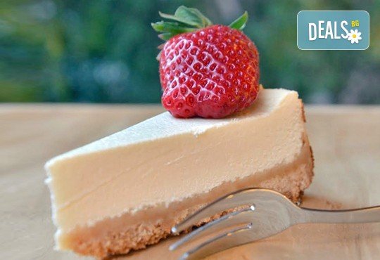 Вземете разтапящ сетивата класически чийзкейк и направете от него уникален шедьовър по Ваш вкус от сладкарница Cheesecakers! - Снимка 1