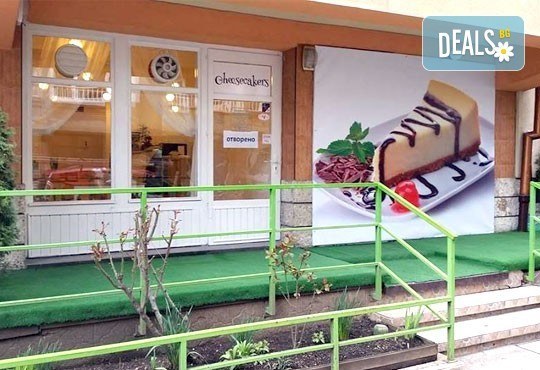 Вземете разтапящ сетивата класически чийзкейк и направете от него уникален шедьовър по Ваш вкус от сладкарница Cheesecakers! - Снимка 6
