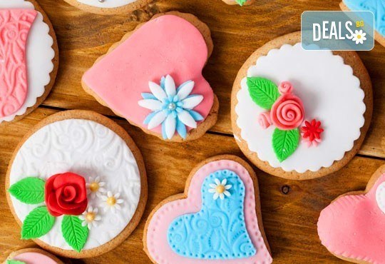 Половин или един килограм романтични декорирани захарни бисквити: сърца и рози от Muffin House! - Снимка 1