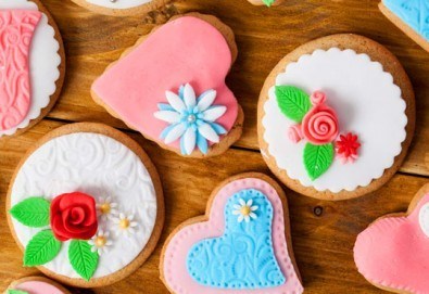 Половин или един килограм романтични декорирани захарни бисквити: сърца и рози от Muffin House!