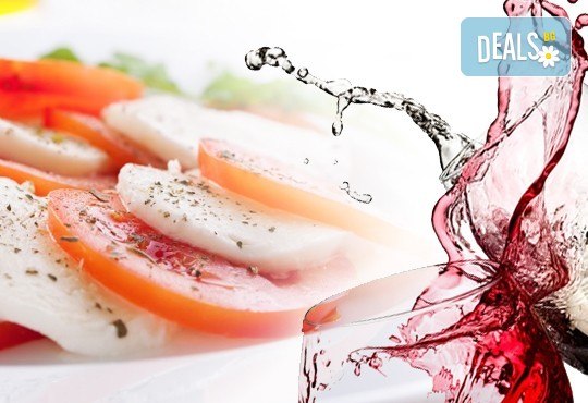 Здравословно и вкусно с аромат на Италия! Салата Капрезе и чаша бяло или червено вино по избор, ресторант Клуб на актьора! - Снимка 1