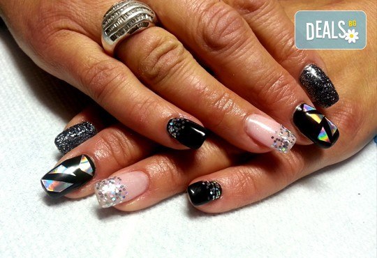 Ноктопластика чрез изграждане с гел, лакиране с гел лак и 4 декорации или 3D елементи за вграждане в Iguana Beauty Studio - Снимка 2
