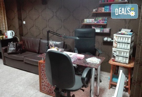 Ноктопластика чрез изграждане с гел, лакиране с гел лак и 4 декорации или 3D елементи за вграждане в Iguana Beauty Studio - Снимка 7