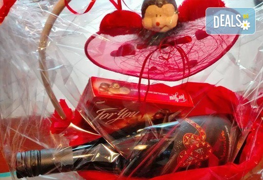 Подарете от сърце кошница с бутилка бутиково вино и бонбони For you с включена доставка от Винарната! - Снимка 3