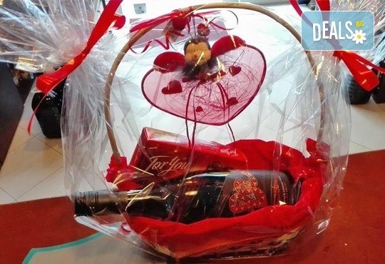 Подарете от сърце кошница с бутилка бутиково вино и бонбони For you с включена доставка от Винарната! - Снимка 1
