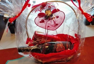 Подарете от сърце кошница с бутилка бутиково вино и бонбони For you с включена доставка от Винарната!