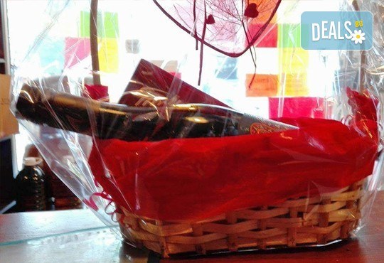 Подарете от сърце кошница с бутилка бутиково вино и бонбони For you с включена доставка от Винарната! - Снимка 4
