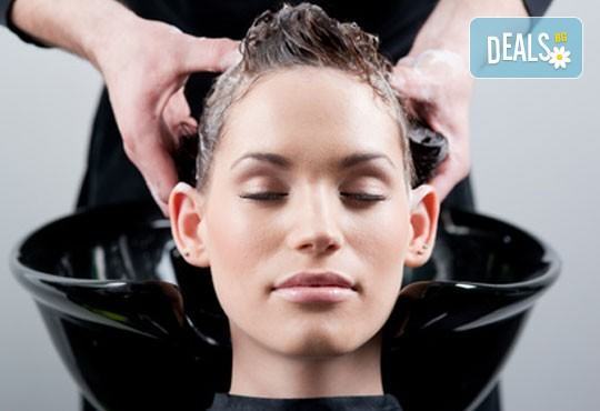 Красива всеки ден!Подстригване, масажно измиване, маска с италиански продукти Nashi и оформяне с прав сешоар от Royal Beauty Center - Снимка 2