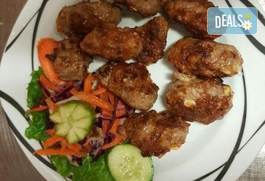 Комбинирано плато за компания свинска вешалица, сръбска наденица, ущипци от кайма, кебапчета и салати от ресторант При Миро - Снимка 2