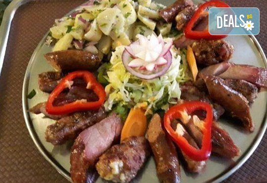 Комбинирано плато за компания свинска вешалица, сръбска наденица, ущипци от кайма, кебапчета и салати от ресторант При Миро - Снимка 1