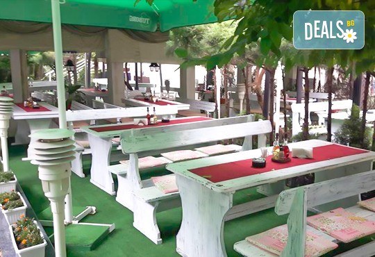 Комбинирано плато за компания свинска вешалица, сръбска наденица, ущипци от кайма, кебапчета и салати от ресторант При Миро - Снимка 8