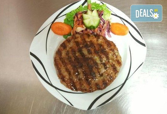 Опитайте традиционна сръбска кухня! Салата и основно ястие по избор от сръбски ресторант При Миро - Снимка 3