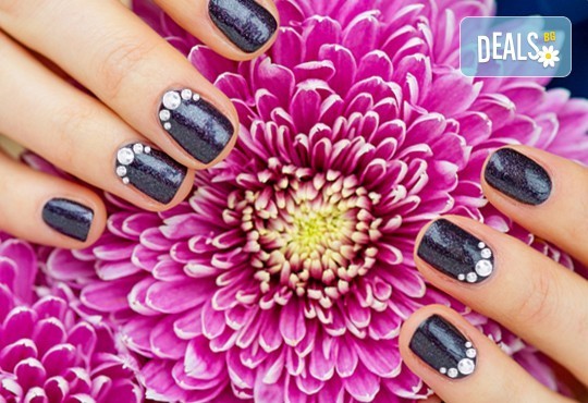 Добавете цвят и настроение с дълготраен маникюр с гел лак Gelish/ SNB и 4 декорации по избор в Studio V, Пловдив! - Снимка 1