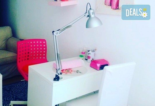 Завършете стила си със страхотен маникюр с гел лак Bluesky или Gelish, 2 декорации и 2 камъчета в салон за красота Vintage Dolls - Снимка 3