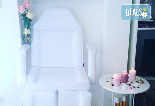 Завършете стила си със страхотен маникюр с гел лак Bluesky или Gelish, 2 декорации и 2 камъчета в салон за красота Vintage Dolls - Снимка 5