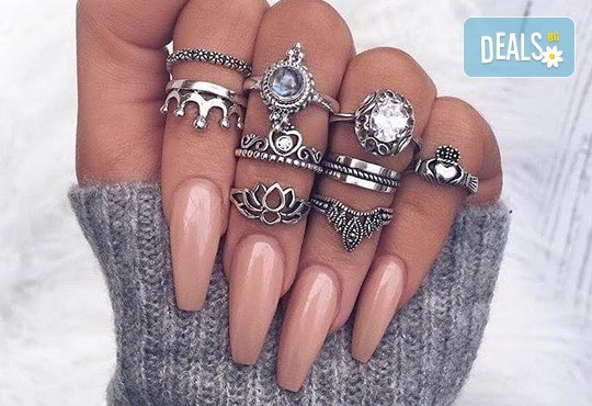 Завършете стила си със страхотен маникюр с гел лак Bluesky или Gelish, 2 декорации и 2 камъчета в салон за красота Vintage Dolls - Снимка 1