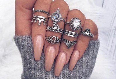 Завършете стила си със страхотен маникюр с гел лак Bluesky или Gelish, 2 декорации и 2 камъчета в салон за красота Vintage Dolls