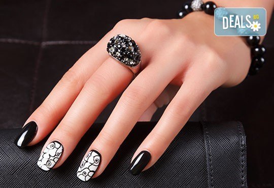 Завършете стила си със страхотен маникюр с гел лак Bluesky или Gelish, 2 декорации и 2 камъчета в салон за красота Vintage Dolls - Снимка 2