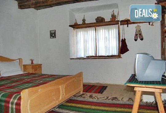 Почивка през зимата край Гоце Делчев! 2 или 3 нощувки за двама в двойна стая от Комплекс Еко къщи Лещен, с. Лещен! - Снимка 2
