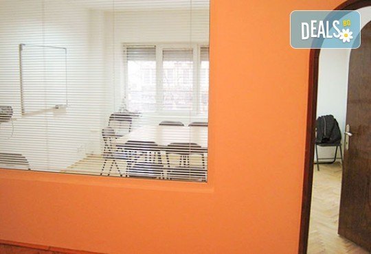 Подготовка за матура по английски за ученици 12 клас, с включени учебни материали и пробни тестове в езикова школа Акцент! - Снимка 3