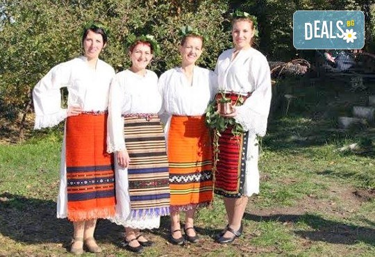 Раздвижете се в ритъма на българското хоро! 2 или 4 посещения на занимания по народни танци в клуб Вишана! - Снимка 7