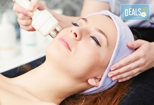 Подхранваща кислородна терапия с ултразвук на 3 зони - лице, шия и деколте, дълбок ръчен масаж и серум в козметичен център DR.LAURANNE - Снимка 2