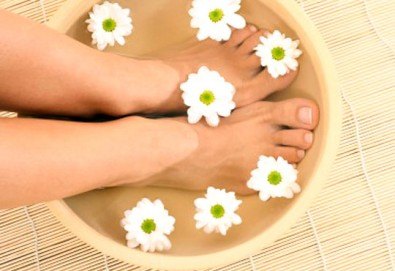 Маникюр и СПА педикюр с гел лак и две авторски декорации в салон за красота Невени!